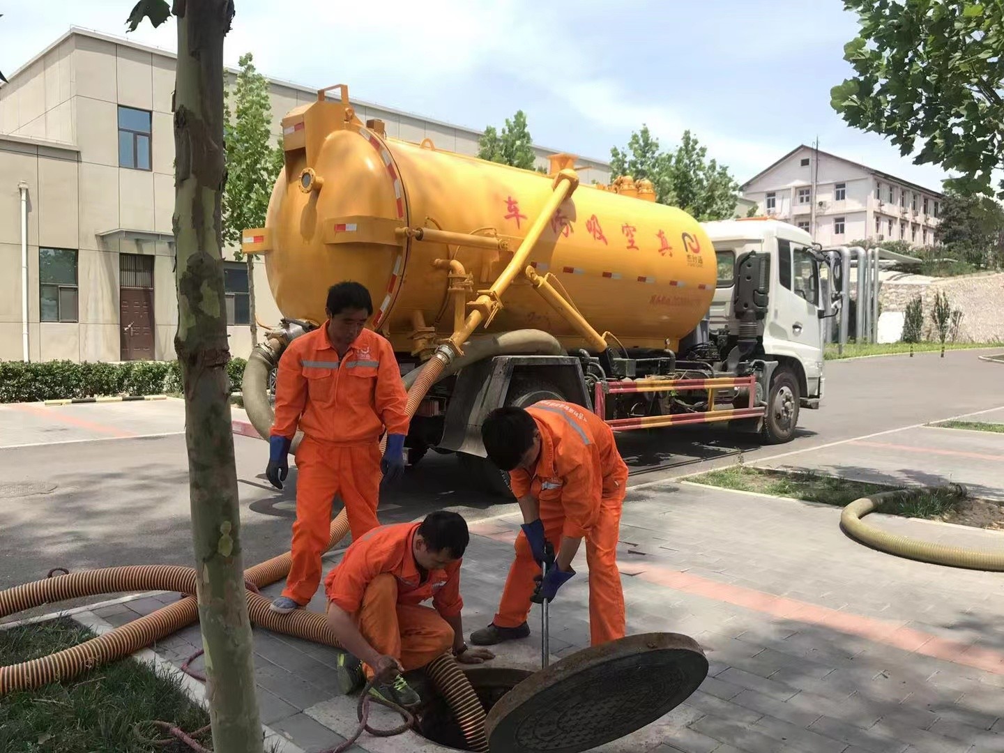 茶山管道疏通车停在窨井附近