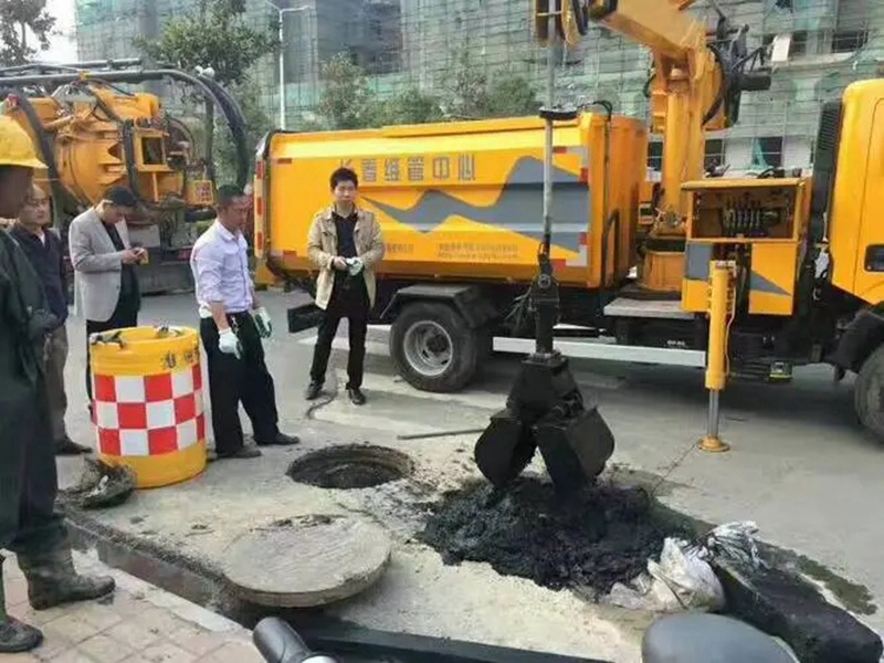 茶山街道：网格员化身“清道夫”，为民解忧疏通“堵心”化粪池