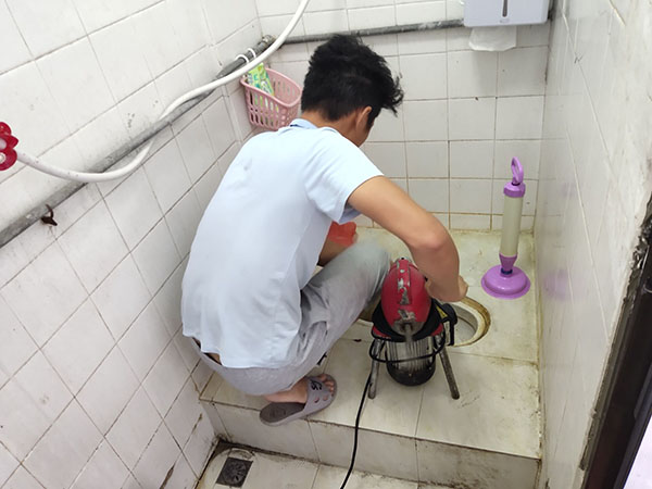 茶山肥皂掉到马桶里把马桶堵住了怎么办？马桶堵住了怎么办