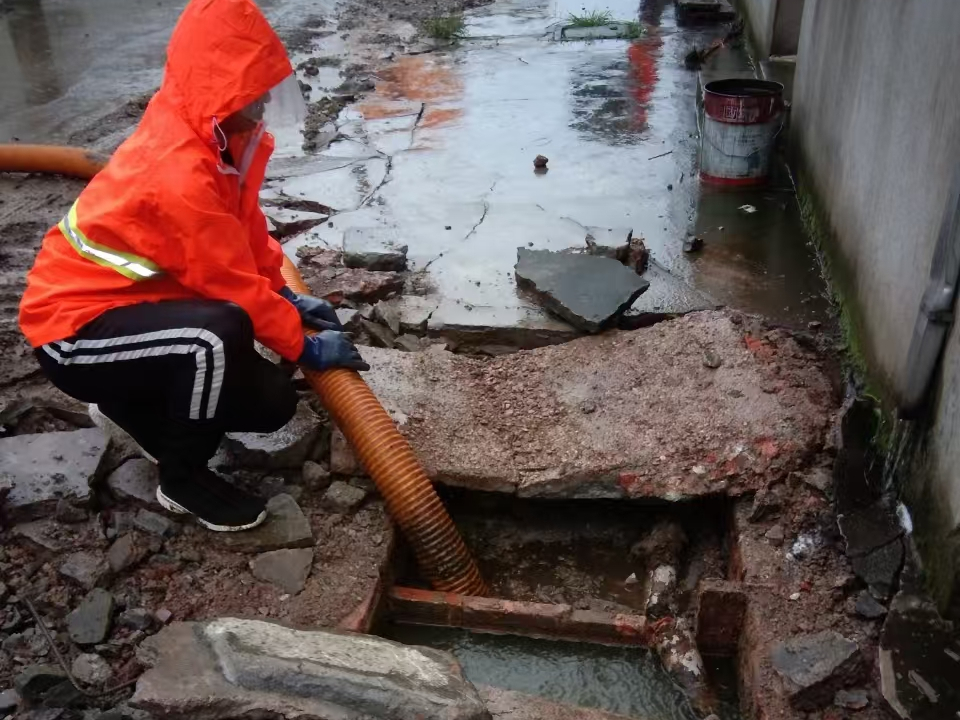 茶山专业清理污水池 炜誉市政以规范流程守护城市 “肠道”